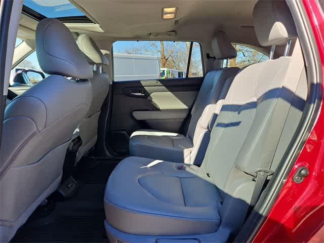 Thumbnail: 2022 Toyota Highlander - 21