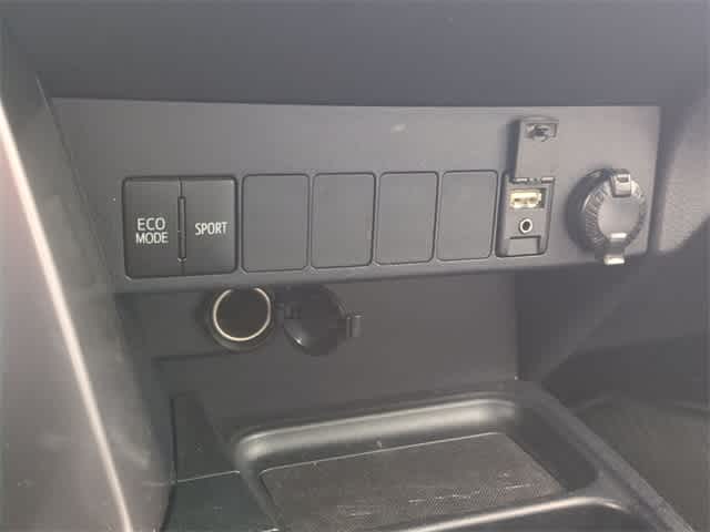 Thumbnail: 2017 Toyota RAV4 - 31