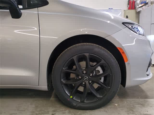 Thumbnail: 2026 Chrysler Pacifica - 14