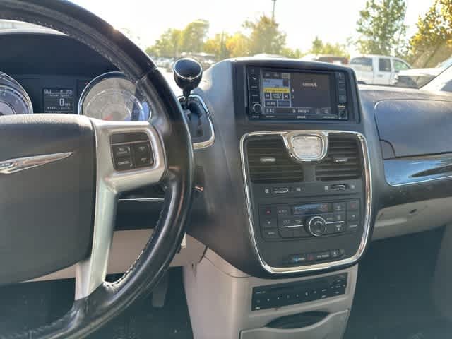 Thumbnail: 2012 Chrysler Town & Country - 4