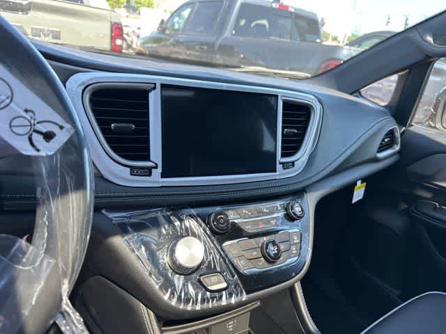 Thumbnail: 2027 Chrysler Pacifica - 4