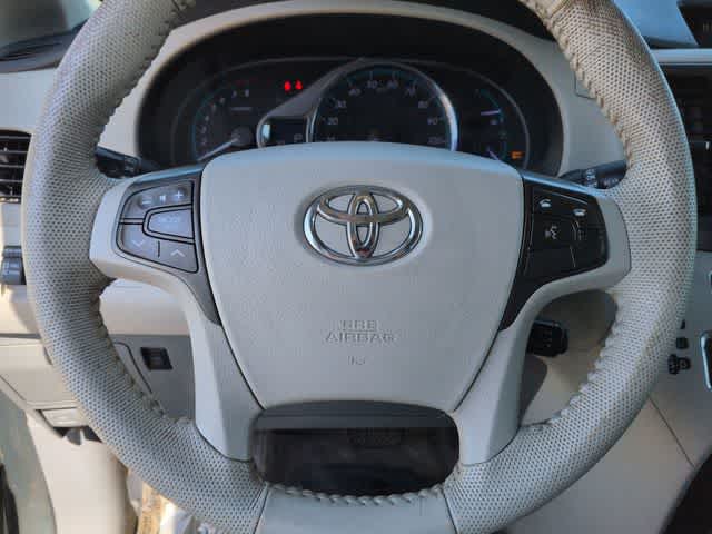 Thumbnail: 2014 Toyota Sienna - 23