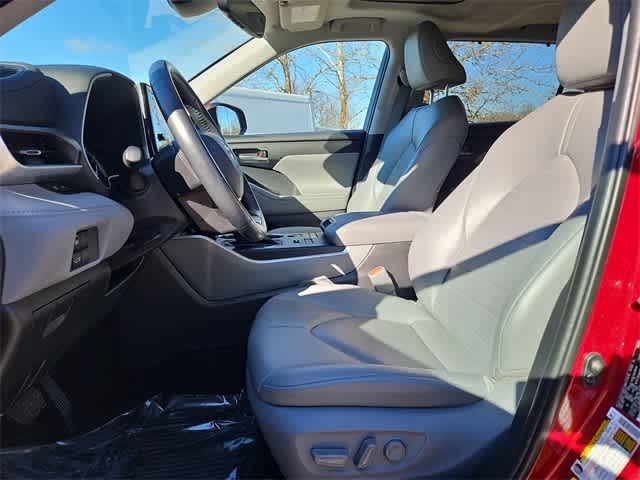 Thumbnail: 2022 Toyota Highlander - 17