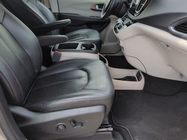 Thumbnail: 2018 Chrysler Pacifica - 21