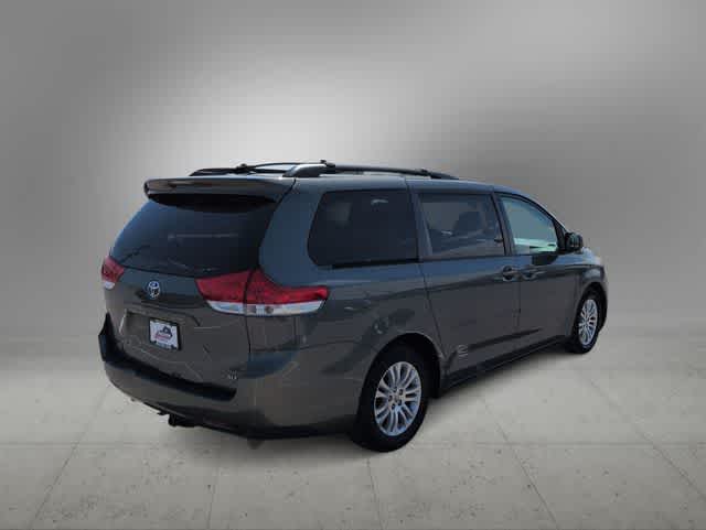 Thumbnail: 2014 Toyota Sienna - 8