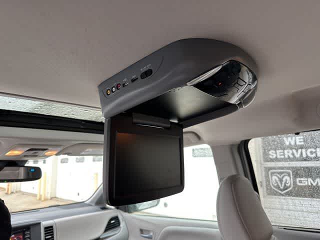 Thumbnail: 2018 Toyota Sienna - 13