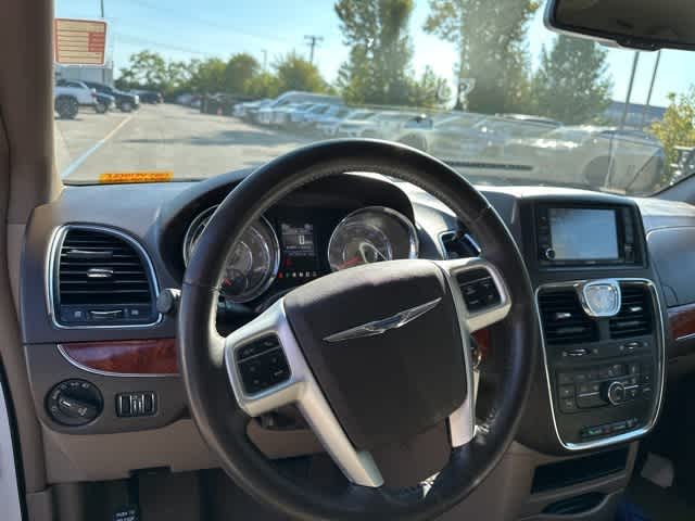 Thumbnail: 2016 Chrysler Town & Country - 5