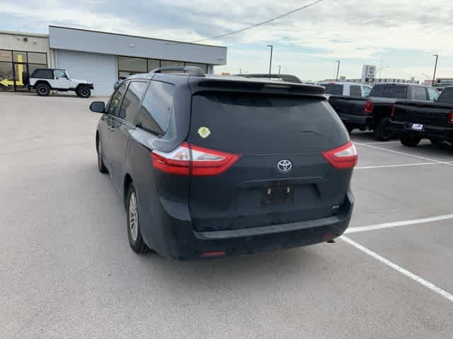Thumbnail: 2016 Toyota Sienna - 18