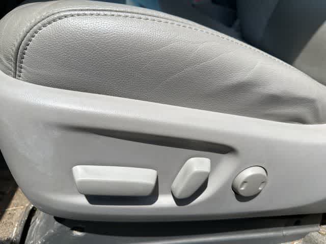 Thumbnail: 2017 Toyota Sienna - 9