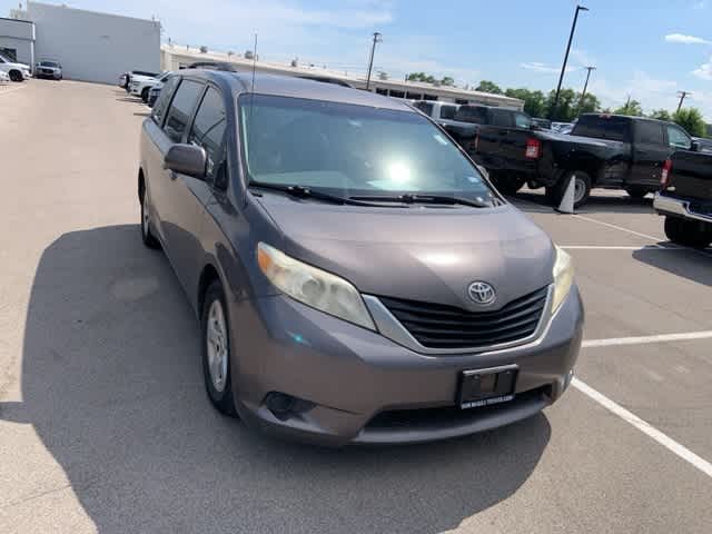 Thumbnail: 2014 Toyota Sienna - 25