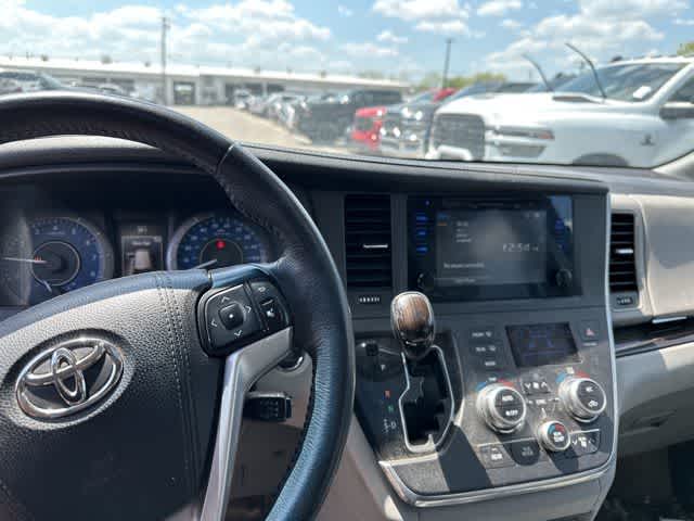Thumbnail: 2017 Toyota Sienna - 7