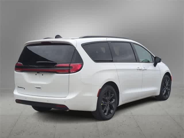 Thumbnail: 2026 Chrysler Pacifica - 8