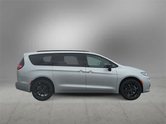 Thumbnail: 2026 Chrysler Pacifica - 9