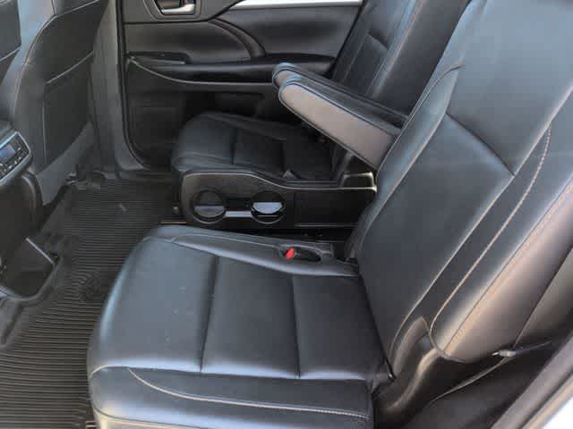 Thumbnail: 2017 Toyota Highlander - 21