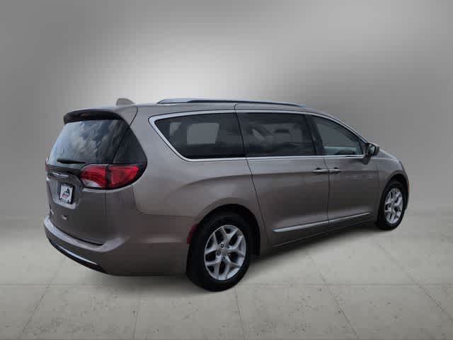 Thumbnail: 2018 Chrysler Pacifica - 8