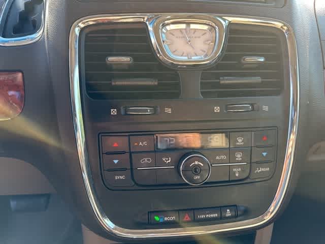 Thumbnail: 2016 Chrysler Town & Country - 9