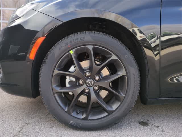 Thumbnail: 2026 Chrysler Pacifica - 14