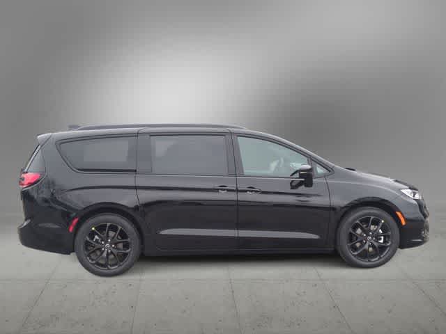 Thumbnail: 2026 Chrysler Pacifica - 9