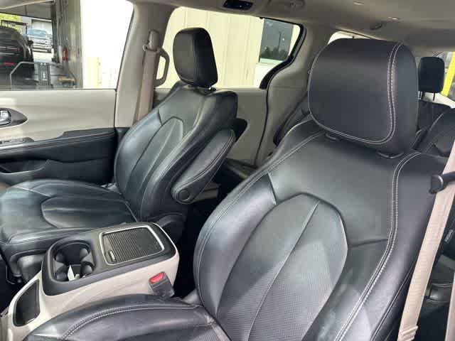 Thumbnail: 2022 Chrysler Pacifica - 3