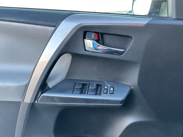 Thumbnail: 2016 Toyota RAV4 - 10