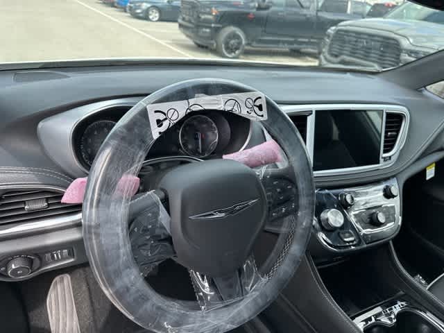 Thumbnail: 2026 Chrysler Pacifica - 3