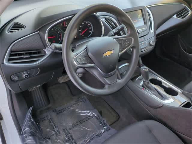 Thumbnail: 2017 Chevrolet Malibu - 10