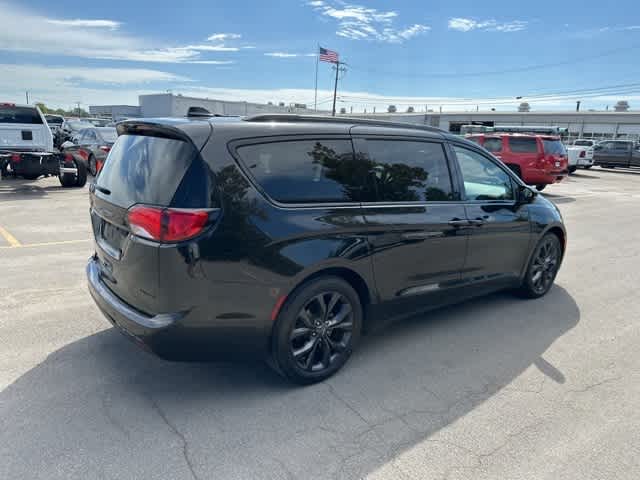 Thumbnail: 2018 Chrysler Pacifica - 22
