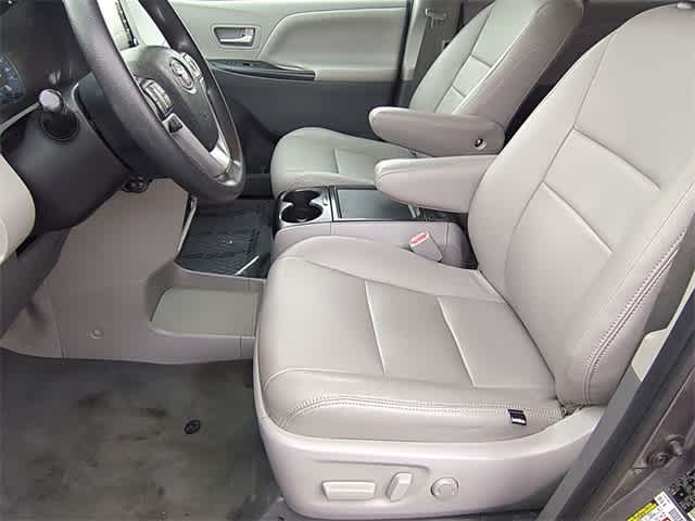 Thumbnail: 2020 Toyota Sienna - 16