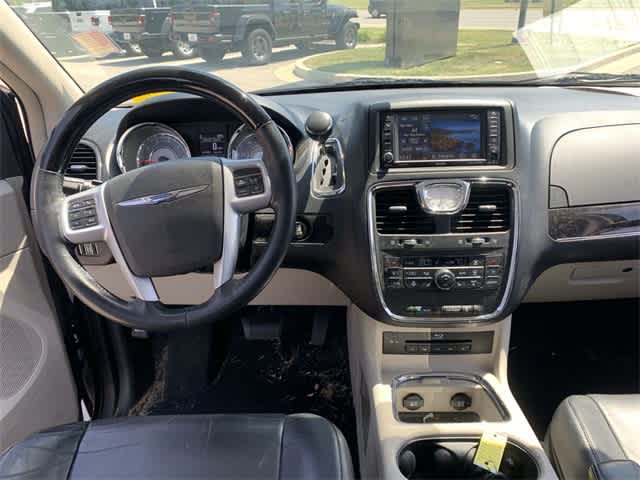 Thumbnail: 2014 Chrysler Town & Country - 17