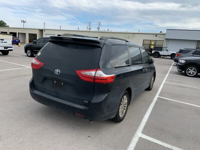 Thumbnail: 2016 Toyota Sienna - 20