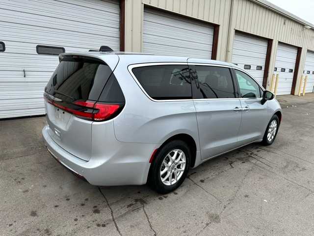 Thumbnail: 2023 Chrysler Pacifica - 22