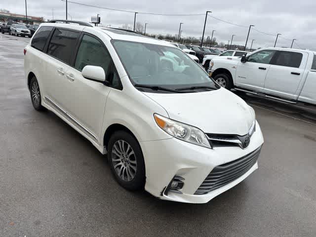 Thumbnail: 2018 Toyota Sienna - 23