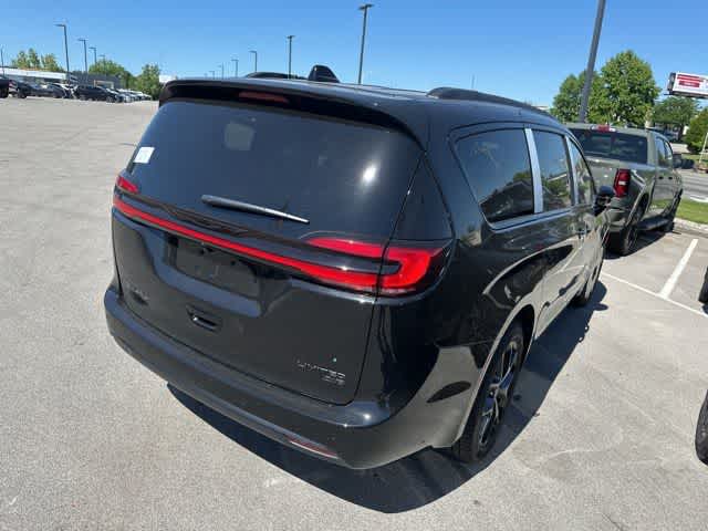 Thumbnail: 2027 Chrysler Pacifica - 12