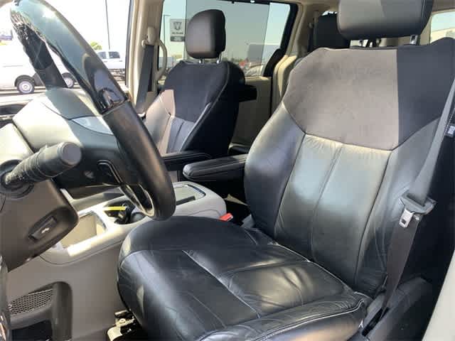 Thumbnail: 2014 Chrysler Town & Country - 7