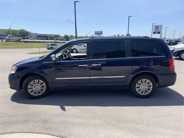 Thumbnail: 2014 Chrysler Town & Country - 12