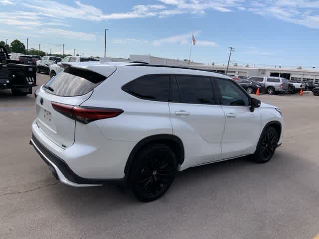 Thumbnail: 2023 Toyota Highlander - 24