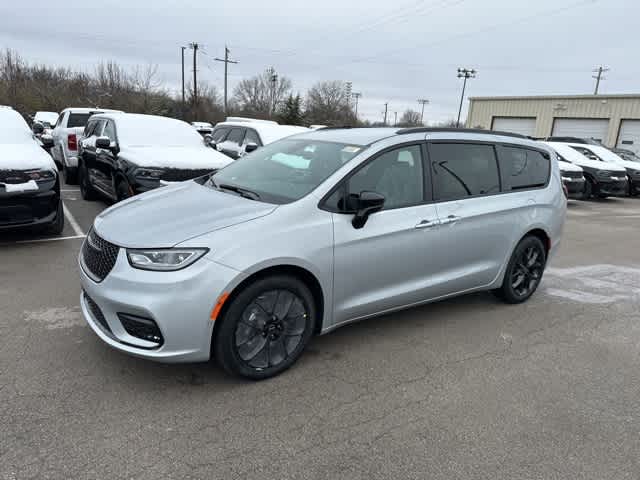 Thumbnail: 2026 Chrysler Pacifica - 15