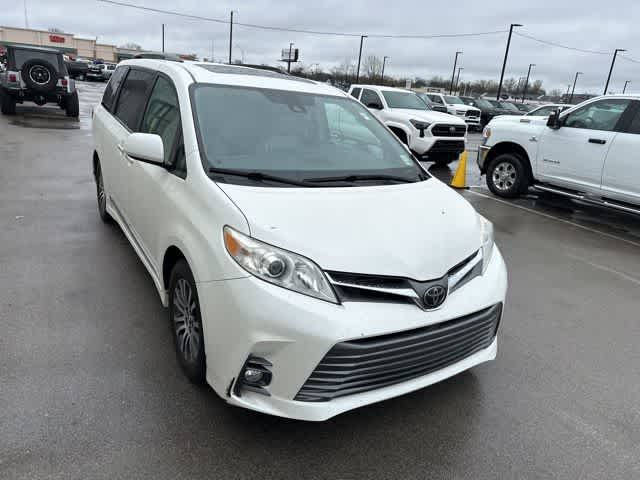 Thumbnail: 2018 Toyota Sienna - 25