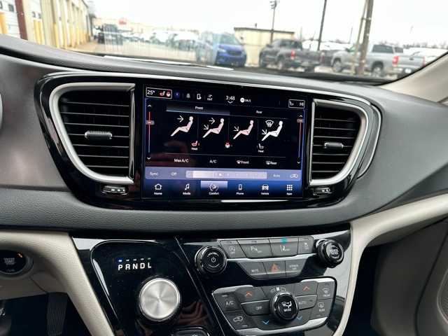 Thumbnail: 2023 Chrysler Pacifica - 10