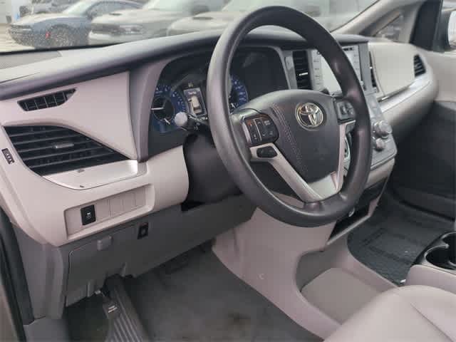 Thumbnail: 2020 Toyota Sienna - 10