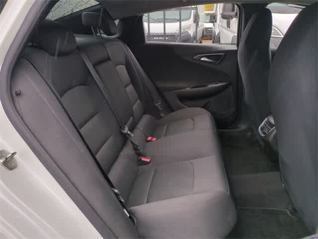 Thumbnail: 2017 Chevrolet Malibu - 21