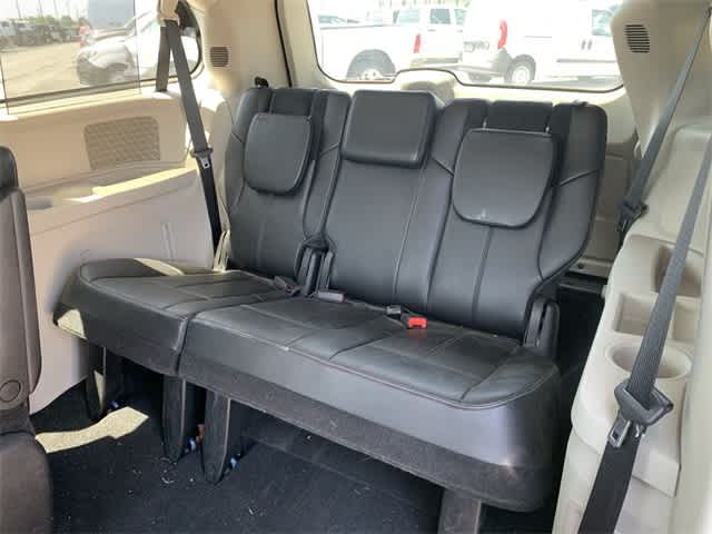 Thumbnail: 2014 Chrysler Town & Country - 19