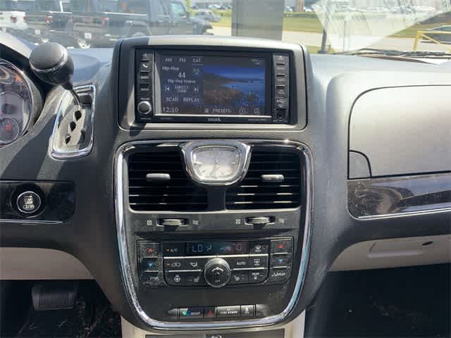 Thumbnail: 2014 Chrysler Town & Country - 16