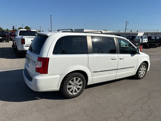 Thumbnail: 2016 Chrysler Town & Country - 28