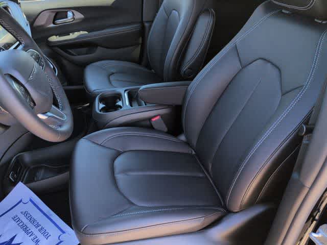 Thumbnail: 2027 Chrysler Pacifica - 16