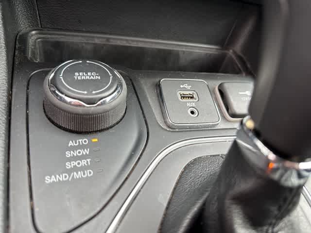 Thumbnail: 2019 Jeep Cherokee - 10