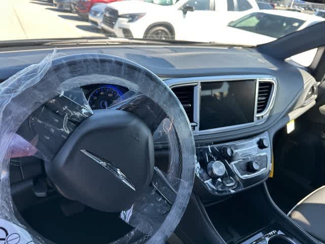 Thumbnail: 2026 Chrysler Pacifica - 3