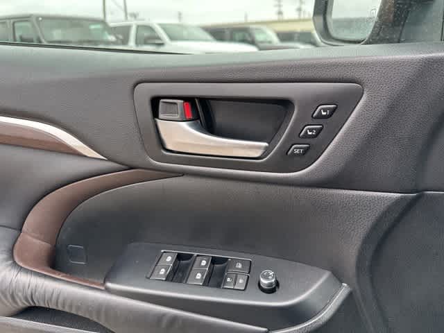 Thumbnail: 2016 Toyota Highlander - 12