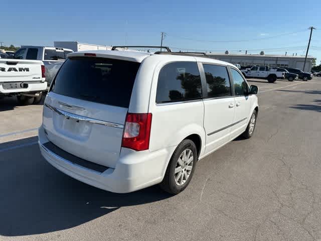 Thumbnail: 2016 Chrysler Town & Country - 25