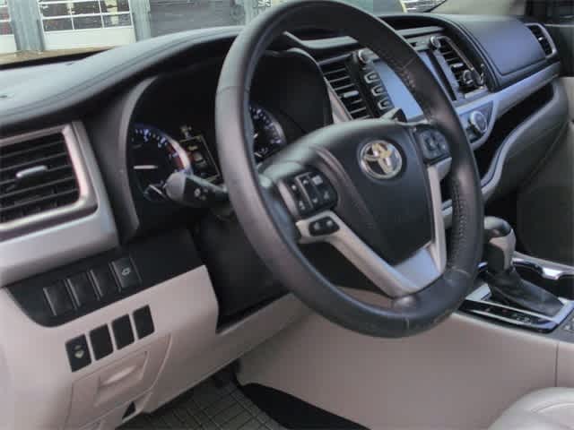 Thumbnail: 2014 Toyota Highlander - 16